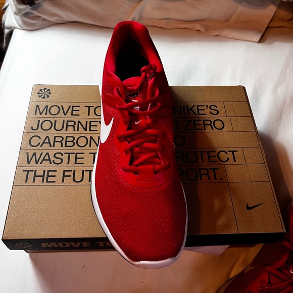 Nike Revolution shoes - Picture 2 of 5